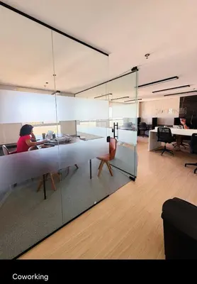 Uma área de estar em Ap 2 quartos ,condomínio mirante clube