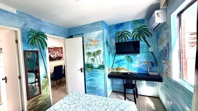 Uma televisão e/ou sistema de entretenimento em Praia Mansa Suite Hotel Flat