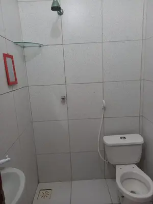 Uma casa de banho em Kitnet