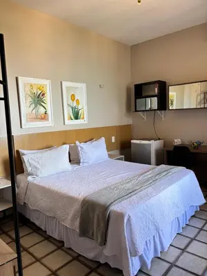 Uma cama ou camas num quarto em 951B golden beachfront 27m air tv