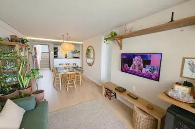 Uma televisão e/ou sistema de entretenimento em PortaMaris - excepcional, Pé na área, vizinho ao BP