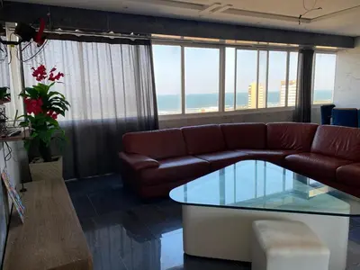 Uma área de estar em coberturas praia do futuro