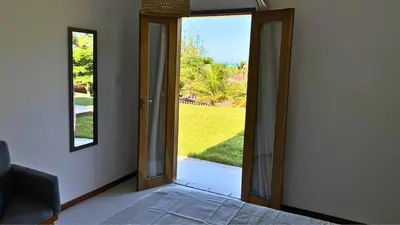 Um jardim no exterior de Coast House · Casa Da Costa
