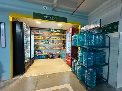 Um supermercado ou outras lojas no apartamento ou nas proximidades