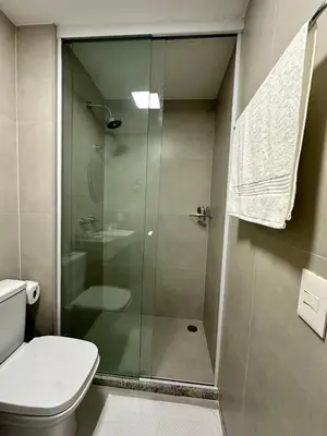 Uma casa de banho em Beach Class Meireles - Sofisticação e Conforto
