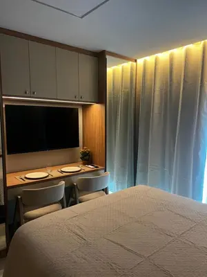 Uma televisão e/ou sistema de entretenimento em Apartamento beach class Meireles Vista mar