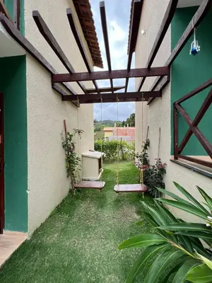 Um jardim no exterior de Chalé Sossego Serrano