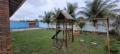 Um jardim no exterior de Casa de praia Paracuru