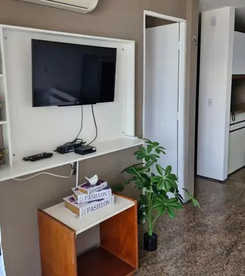 Uma televisão e/ou sistema de entretenimento em Flat Espetacular Vista Mar