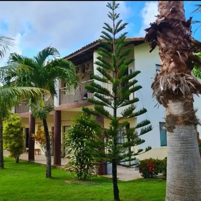 Um jardim no exterior de Pousada Chiveve
