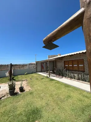 Um jardim no exterior de Chalé das Dunas Guajiru