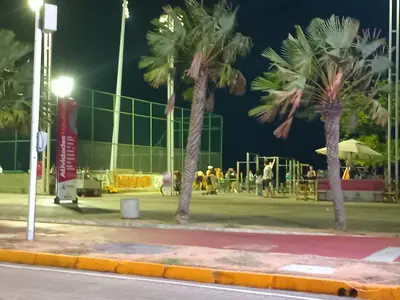 Comodidades para jogar ténis e squash em Ed Scala Residenza na Beira-mar em Fortaleza ou nas proximidades