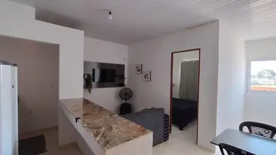 Uma televisão e/ou sistema de entretenimento em Casa ah temporal