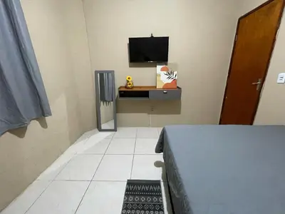 Uma televisão e/ou sistema de entretenimento em Apartamento completo e central! CASA DUNAS!