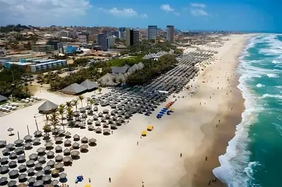 Uma praia em ou perto do apartamento