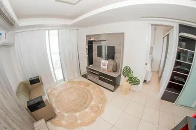 Uma televisão e/ou sistema de entretenimento em apartamento vista mar