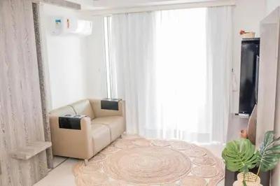 Uma televisão e/ou sistema de entretenimento em apartamento vista mar