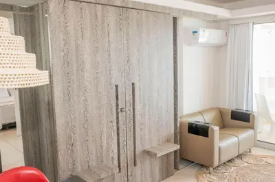 Uma área de estar em apartamento vista mar
