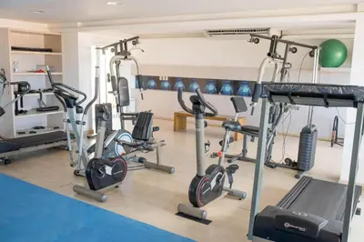 O centro de fitness e/ou as comodidades de fitness de apartamento vista mar