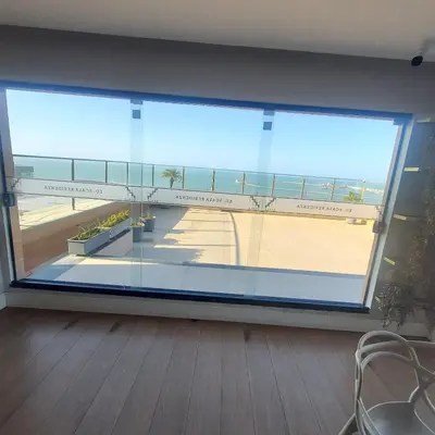Uma vista do mar geral ou uma vista do mar a partir do apartamento