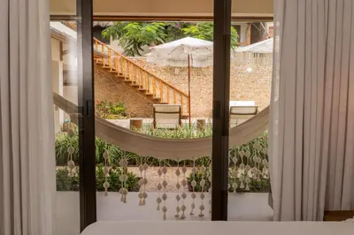 Um jardim no exterior de Villa Florens