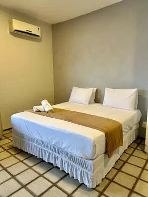Uma cama ou camas num quarto em 651A golden beira mar 55 m2
