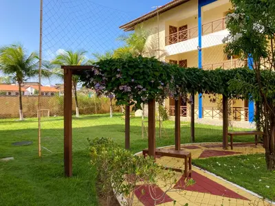 Um jardim no exterior de Vilamar Suítes
