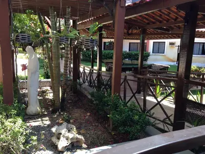 Um jardim no exterior de Vilamar Suítes