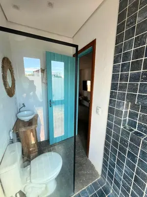 Uma casa de banho em Jaguarype Bangalôs