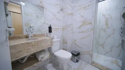 Uma casa de banho em Davila Flat Hotel