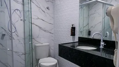 Uma casa de banho em Davila Flat Hotel