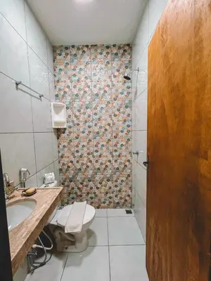 Uma casa de banho em Casa de férias com piscina praia do Prea