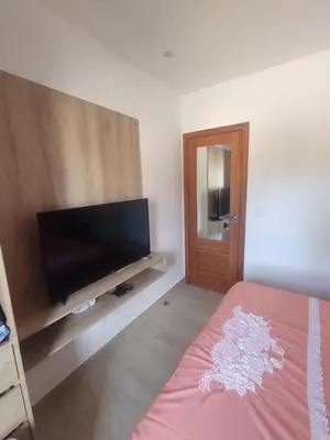 Uma televisão e/ou sistema de entretenimento em Flat Flecheiras