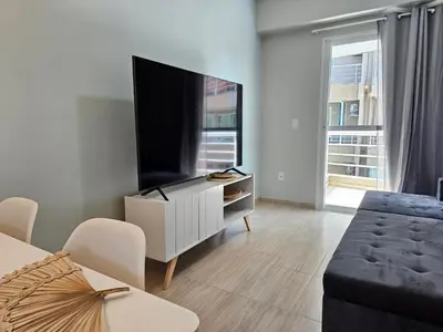 Uma televisão e/ou sistema de entretenimento em Apartamento Beach Place 100m da praia no Cumbuco