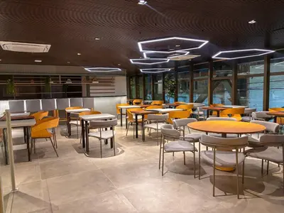 Um restaurante ou outro lugar para comer em Studio 600m da praia
