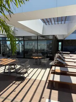Um restaurante ou outro lugar para comer em Beach Class Meireles Studio Rooftop 500m BeiraMar