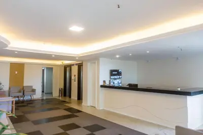Uma televisão e/ou sistema de entretenimento em Av. Beira Mar - Flat com Localização Perfeita