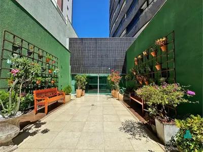 Um jardim no exterior de Ocean Tower by Holiday Stays