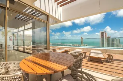 Uma varanda ou terraço em Beach Class Meireles Housi by Carpediem