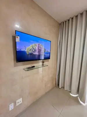 Uma televisão e/ou sistema de entretenimento em VG FUN 413 Praia Futuro Vista Mar Pé na Areia 2 quartos 2 wcs Imob Temporada