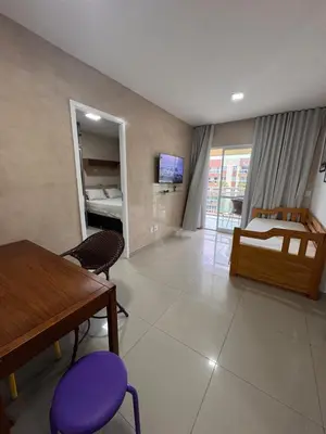 Uma televisão e/ou sistema de entretenimento em VG FUN 413 Praia Futuro Vista Mar Pé na Areia 2 quartos 2 wcs Imob Temporada