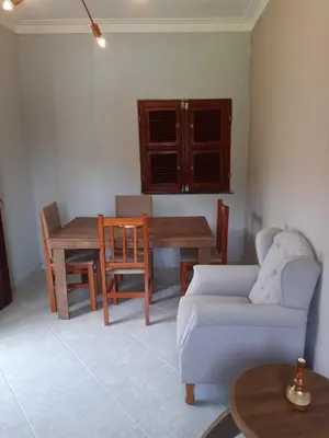 Uma área de estar em Chalé Azul