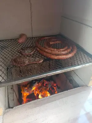 As comodidades para churrasco disponíveis para os clientes desta casa de férias