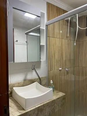 Uma casa de banho em flat paraíso jeri