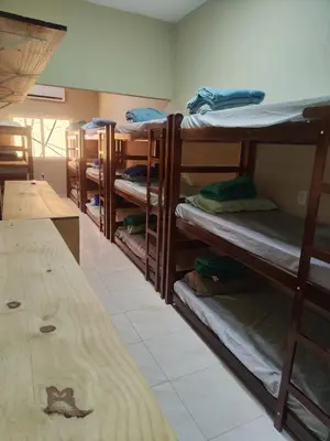 Uma cama ou camas num quarto em Hostel Leda Beach