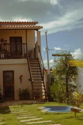 Um jardim no exterior de Wind Village Icaraizinho