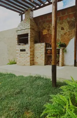 Um jardim no exterior de Wind Village Icaraizinho