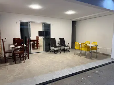 Uma área de estar em Casa Alvorada