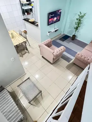 Uma televisão e/ou sistema de entretenimento em CasaDom DUPLEX