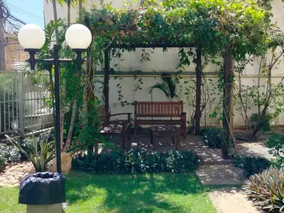 Um jardim no exterior de Estoril e Algarve